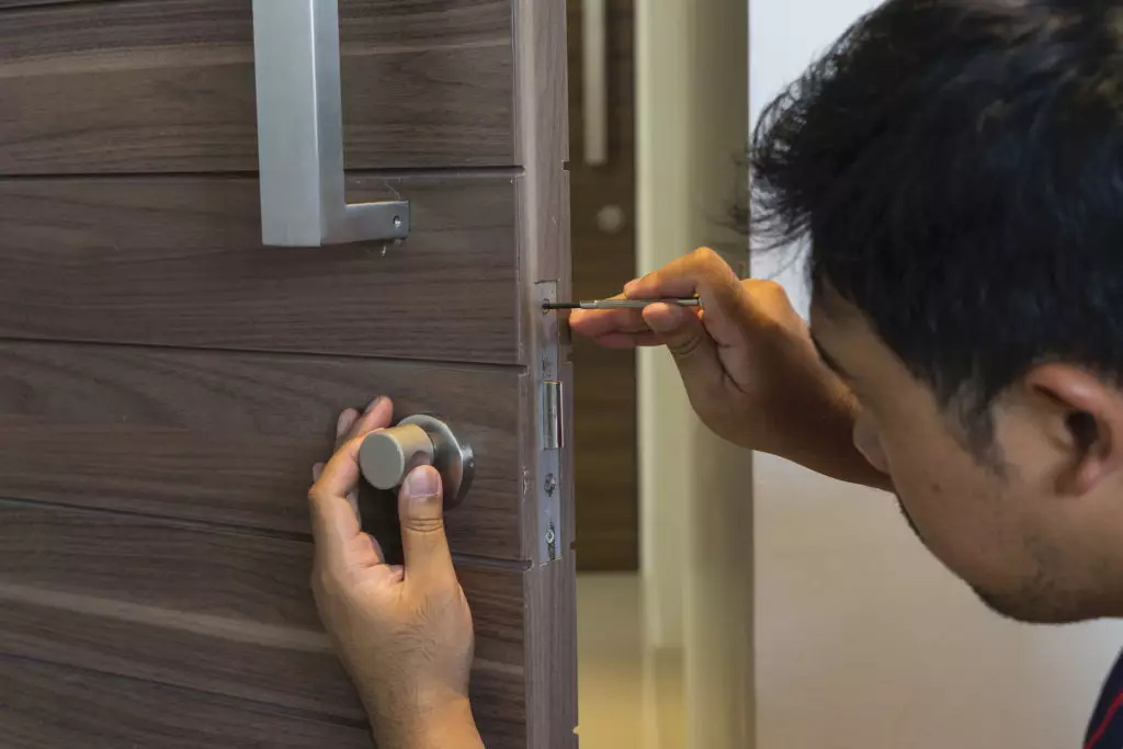 locksmith man fix the bathroom door by screwsriver