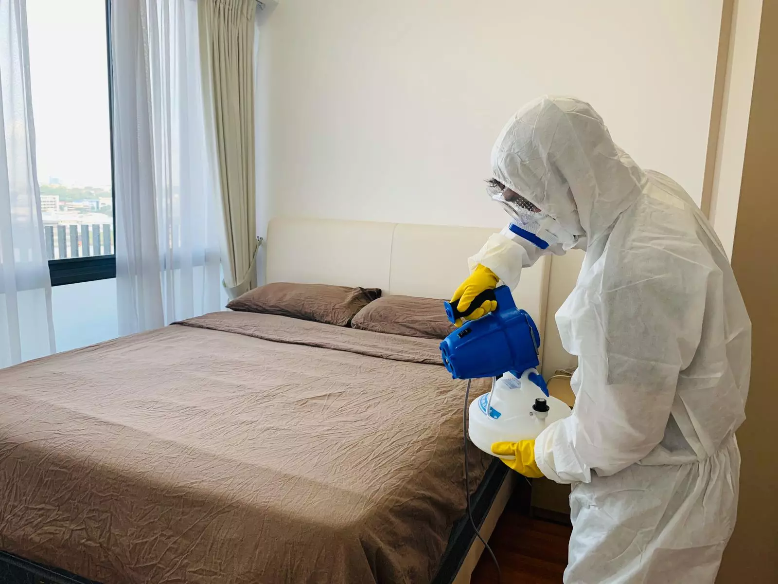 handyman-disinfect-bedroom-1